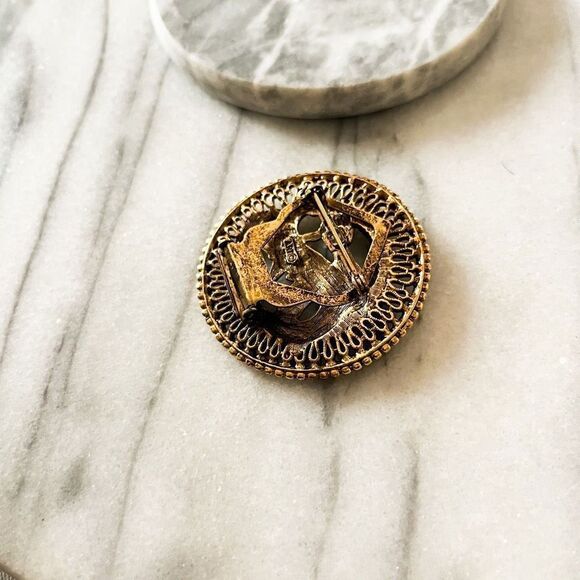 Signed ART Dragon Brooch Clip Gold Toned Metal Arthur Pepper Phoenix Vintage - Picture 5 of 8